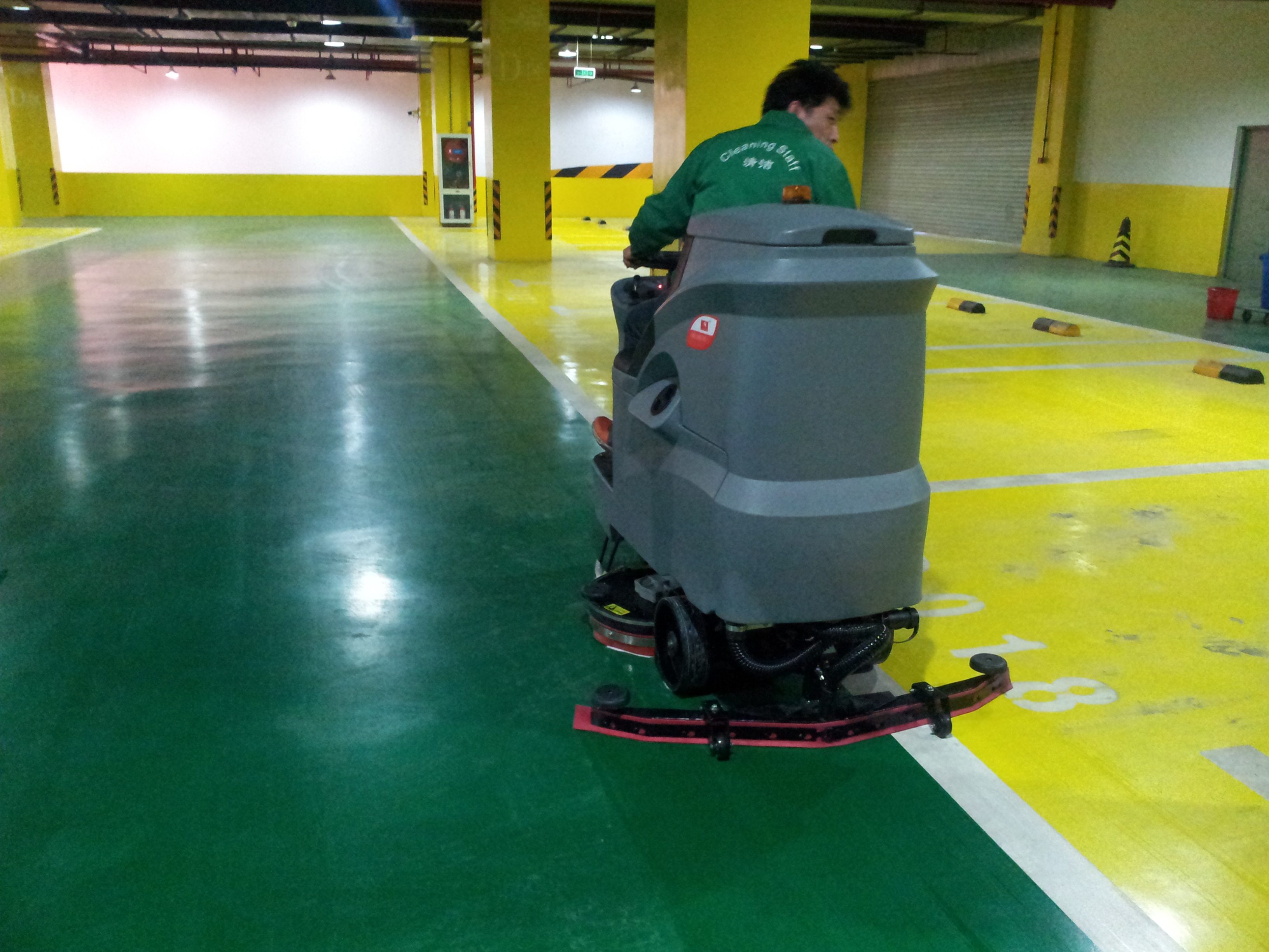 駕駛式洗地車有哪些優(yōu)勢(shì)？