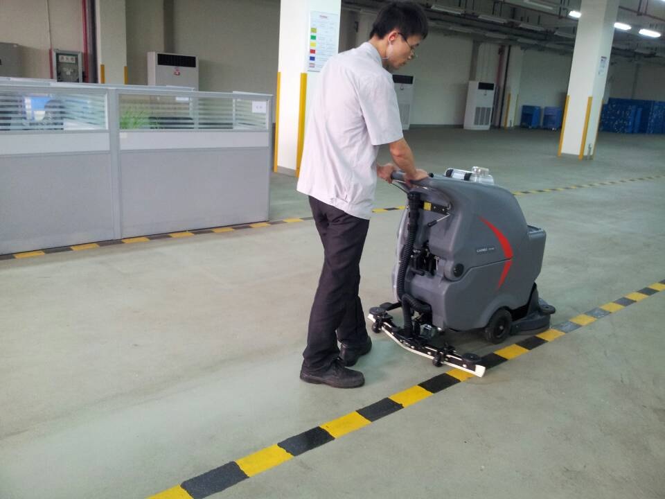 使用手推洗地機(jī)要注意哪些事項