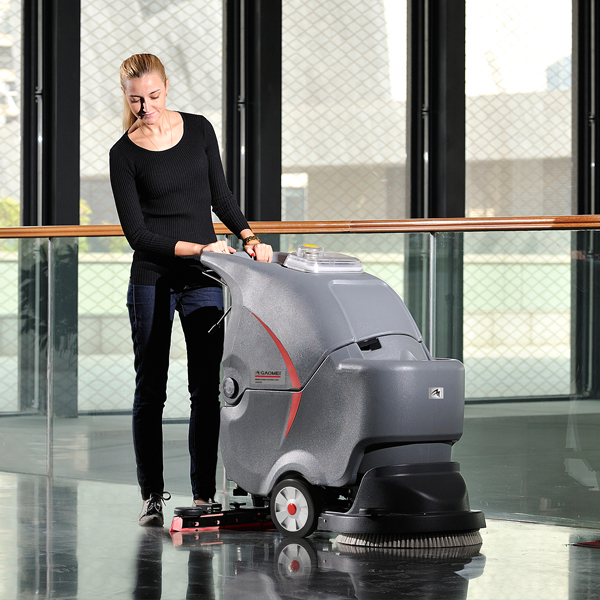 如何做到正確選擇中型洗地機(jī)？