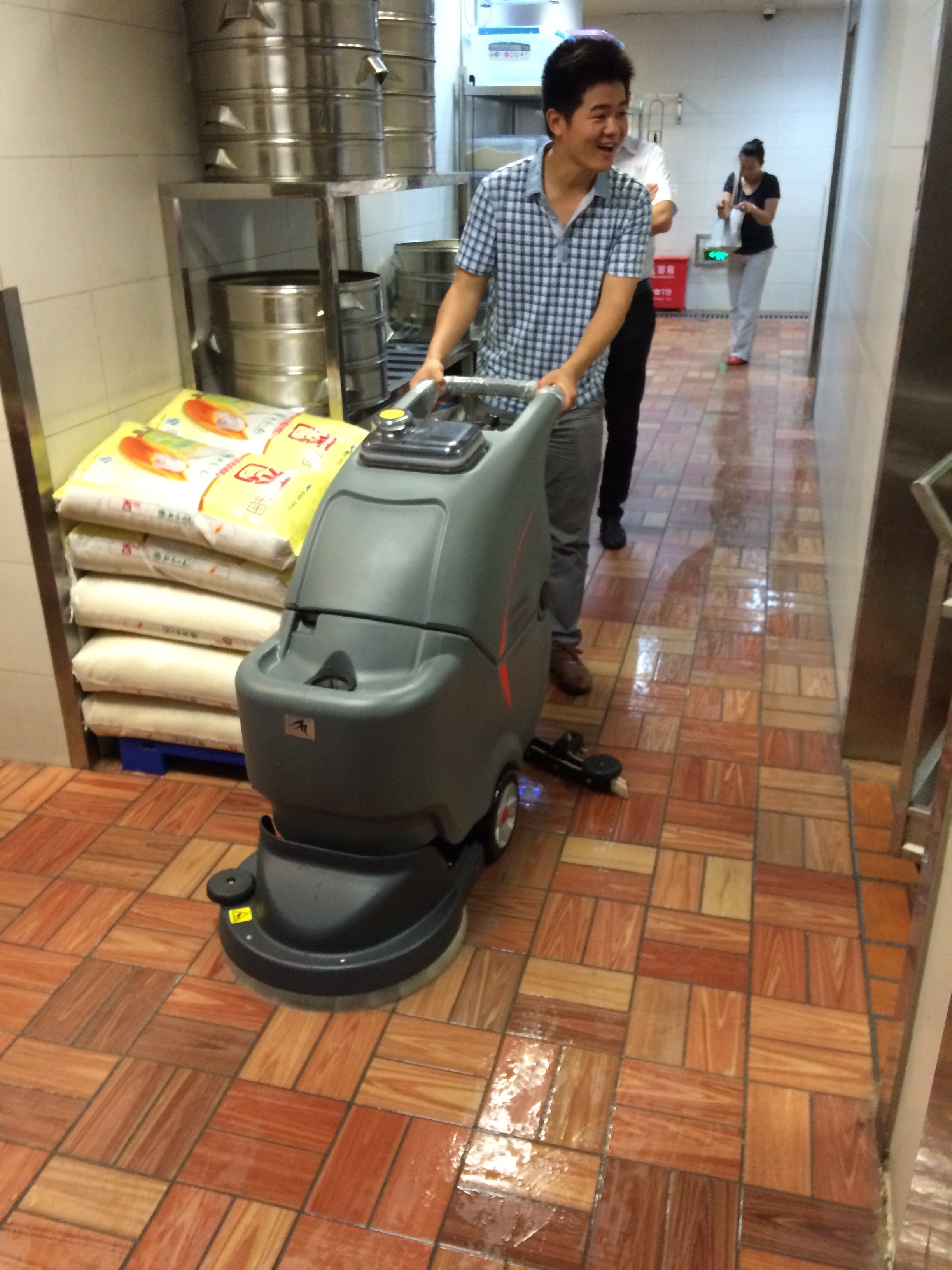 洗地機(jī)廠(chǎng)家應(yīng)提供合理報(bào)價(jià)，讓洗地機(jī)市場(chǎng)價(jià)格均衡