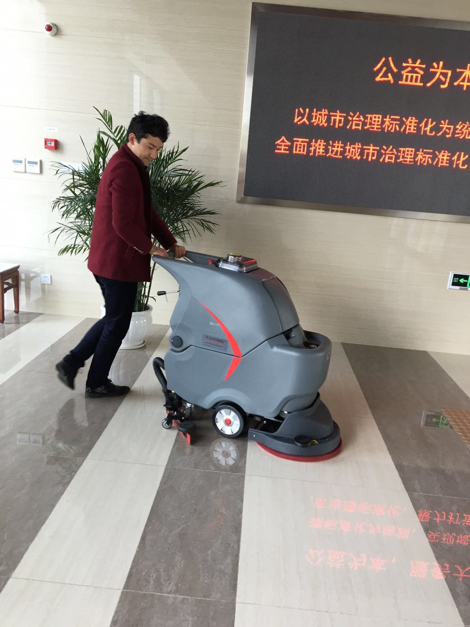 全自動(dòng)洗地機(jī)，現(xiàn)代保潔的工具首選