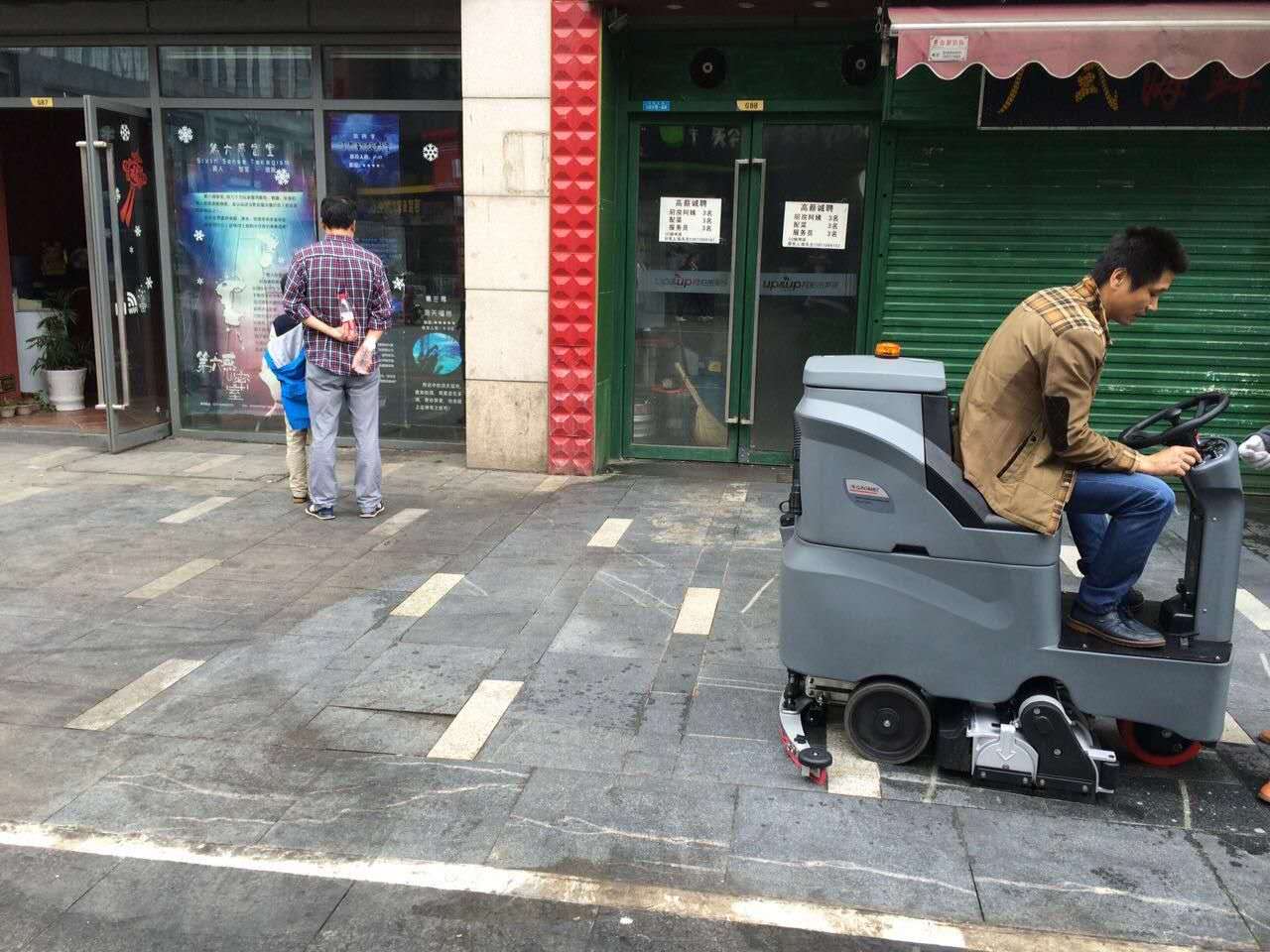 駕駛式洗地機(jī)的電瓶多長(zhǎng)時(shí)間更換一次，大約多少錢？