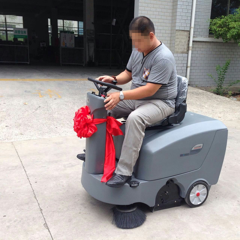 戶外機(jī)械化掃地，駕駛式掃地機(jī)更具人性化