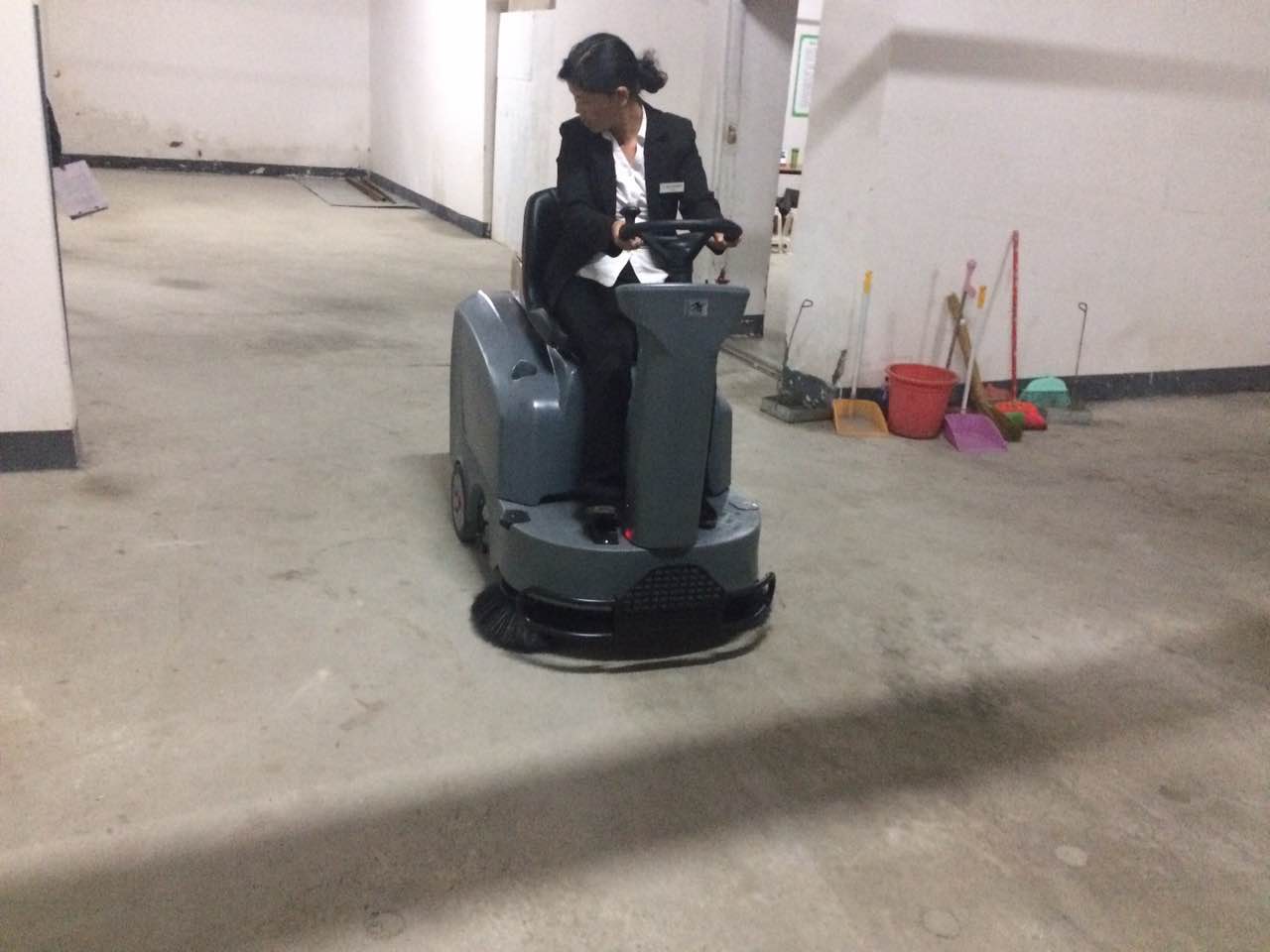 地下車庫(kù)地面清潔掃地機(jī)清潔實(shí)現(xiàn)省時(shí)省力！