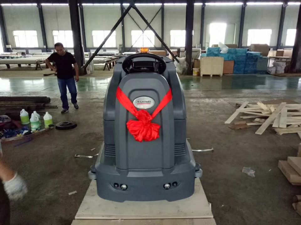 生產(chǎn)車(chē)間如何選擇駕駛式洗地機(jī)廠家？