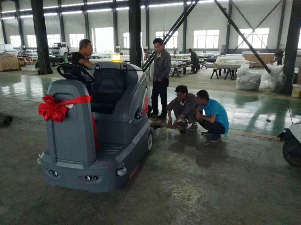 駕駛式洗地機(jī)引領(lǐng)行業(yè)前行，創(chuàng)造現(xiàn)代社會(huì)的創(chuàng)建文明