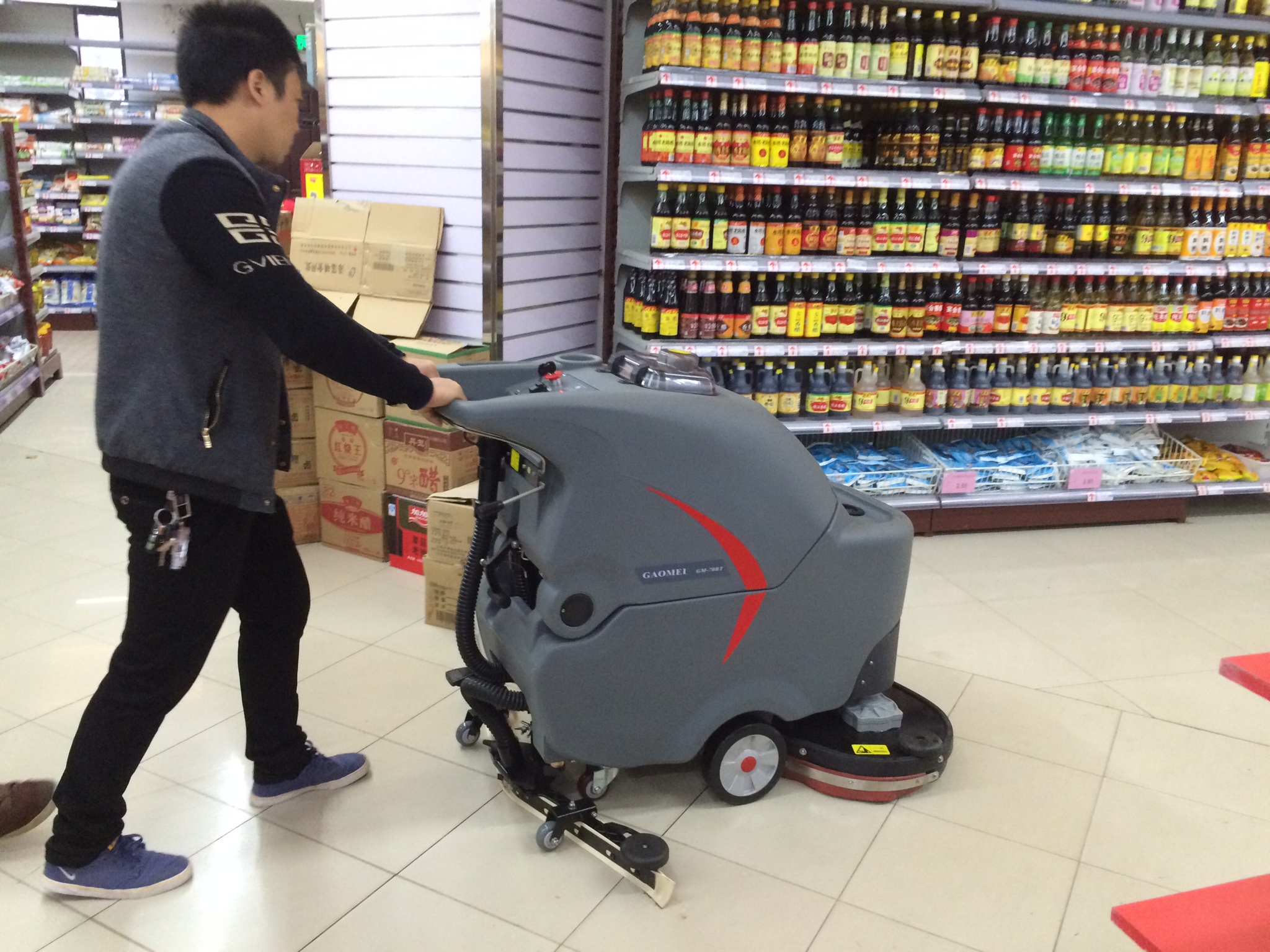 酒店，商場，超市該如何選擇手推式洗地機？