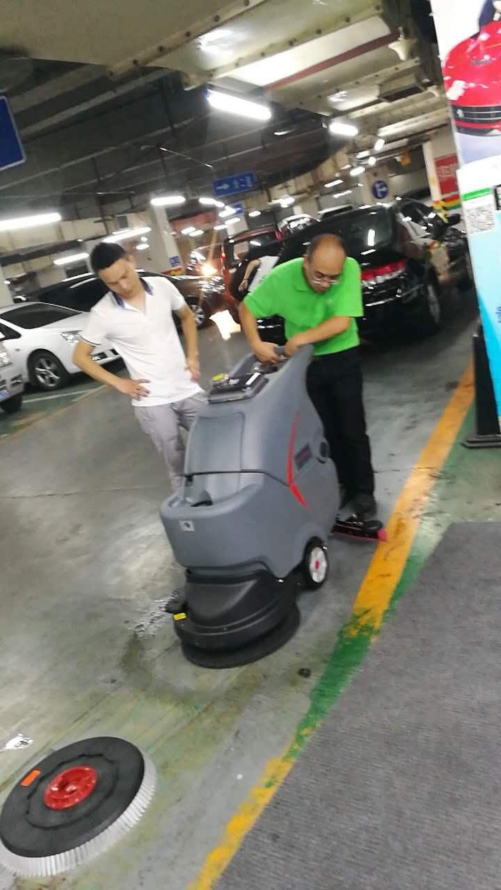 工廠車間環(huán)氧地面不好清洗怎么辦？洗地機是個好幫手