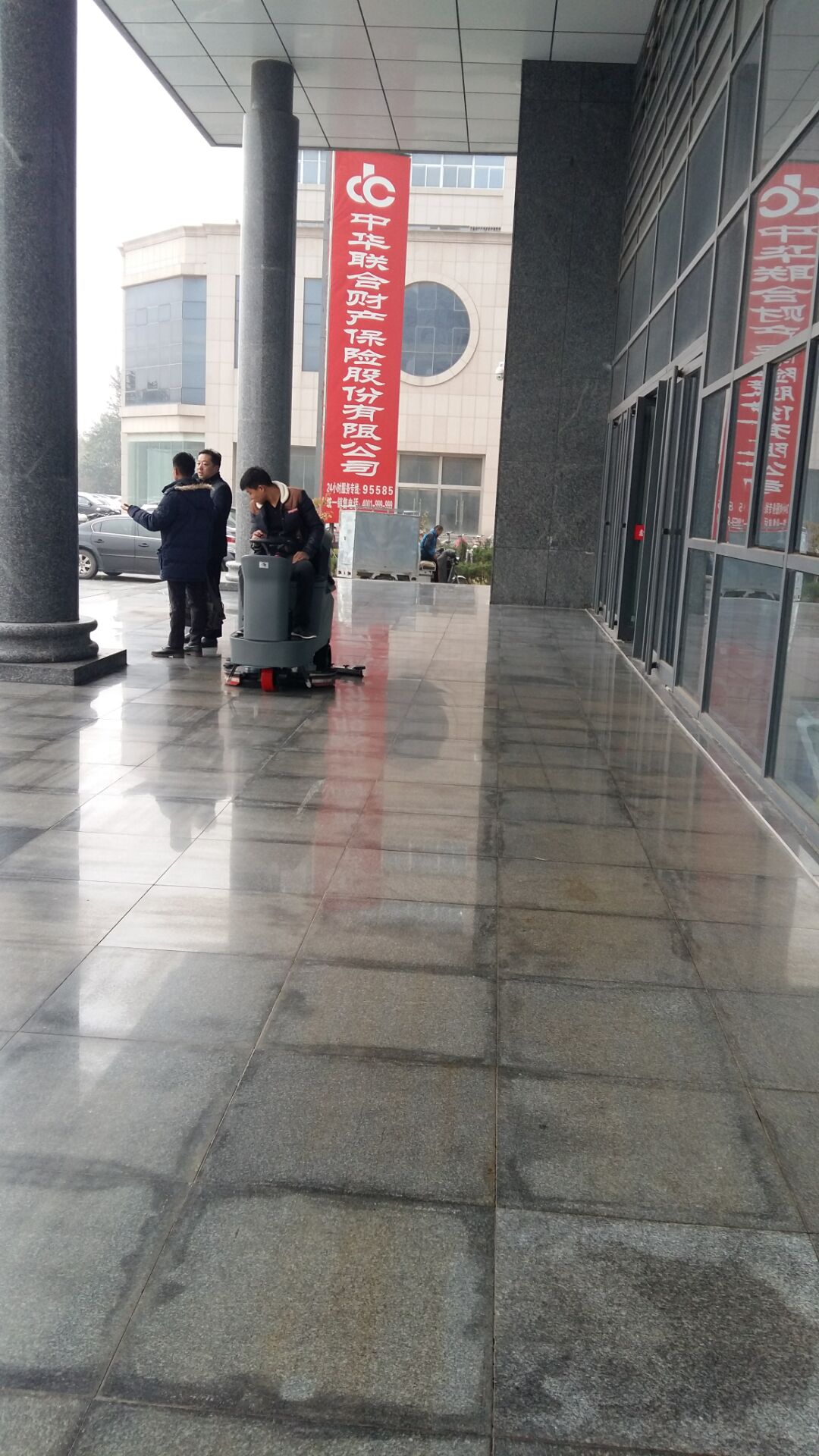 駕駛式洗地機(jī)充滿電能用多長時(shí)間？真的沒那么簡單