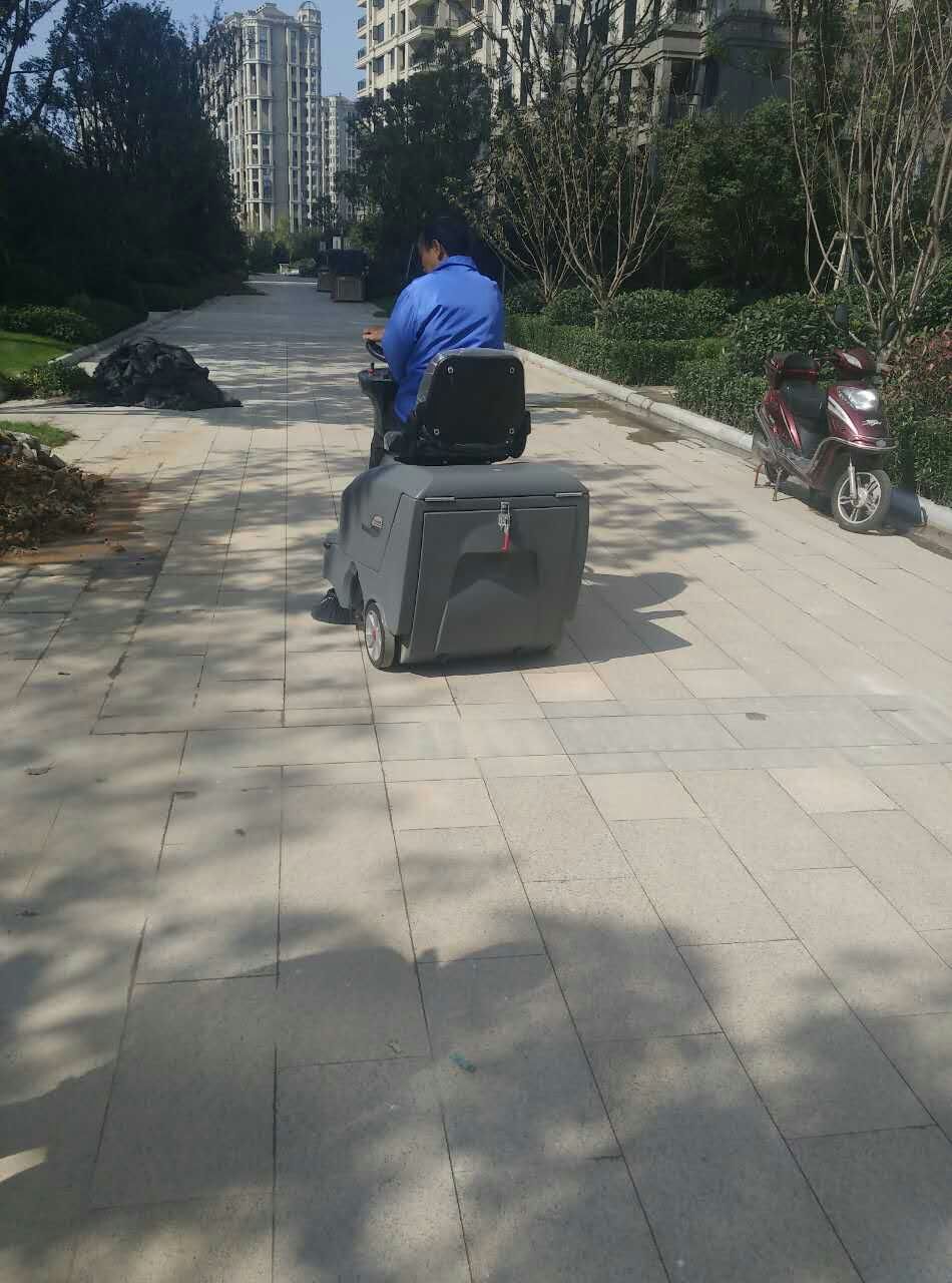 駕駛式掃地機(jī)有哪些優(yōu)勢(shì)？駕駛式掃地機(jī)使用有哪些技巧？