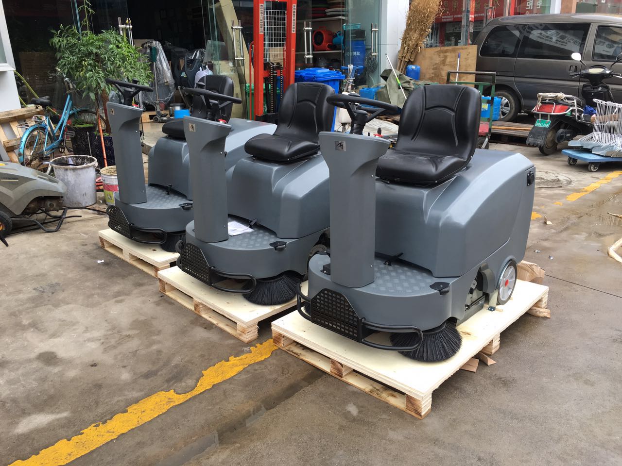 駕駛式掃地機(jī)有哪些優(yōu)勢？駕駛式掃地機(jī)使用有哪些技巧？