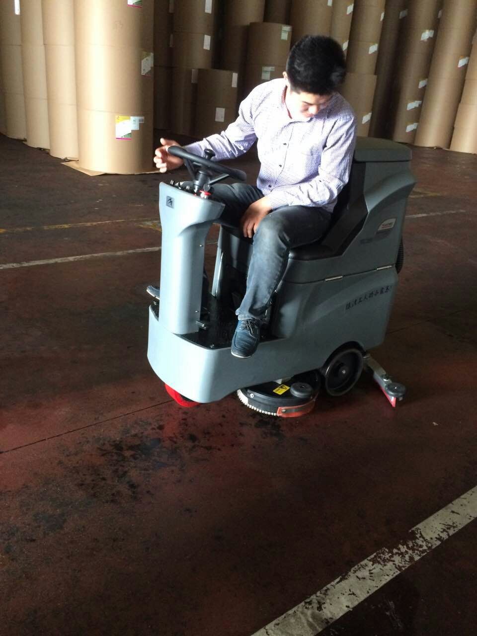 工廠選擇什么價格的全自動洗地機(jī)比較好？