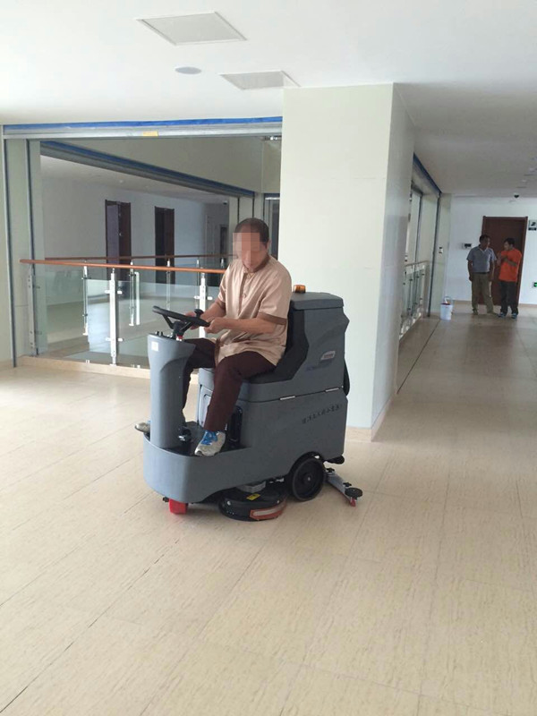 買(mǎi)了駕駛式洗地機(jī)不能光用，還得會(huì)保養(yǎng)會(huì)維修