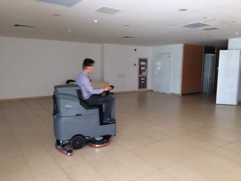 駕駛式洗地機(jī)在環(huán)境清潔中的獨(dú)具優(yōu)勢(shì)在哪里？