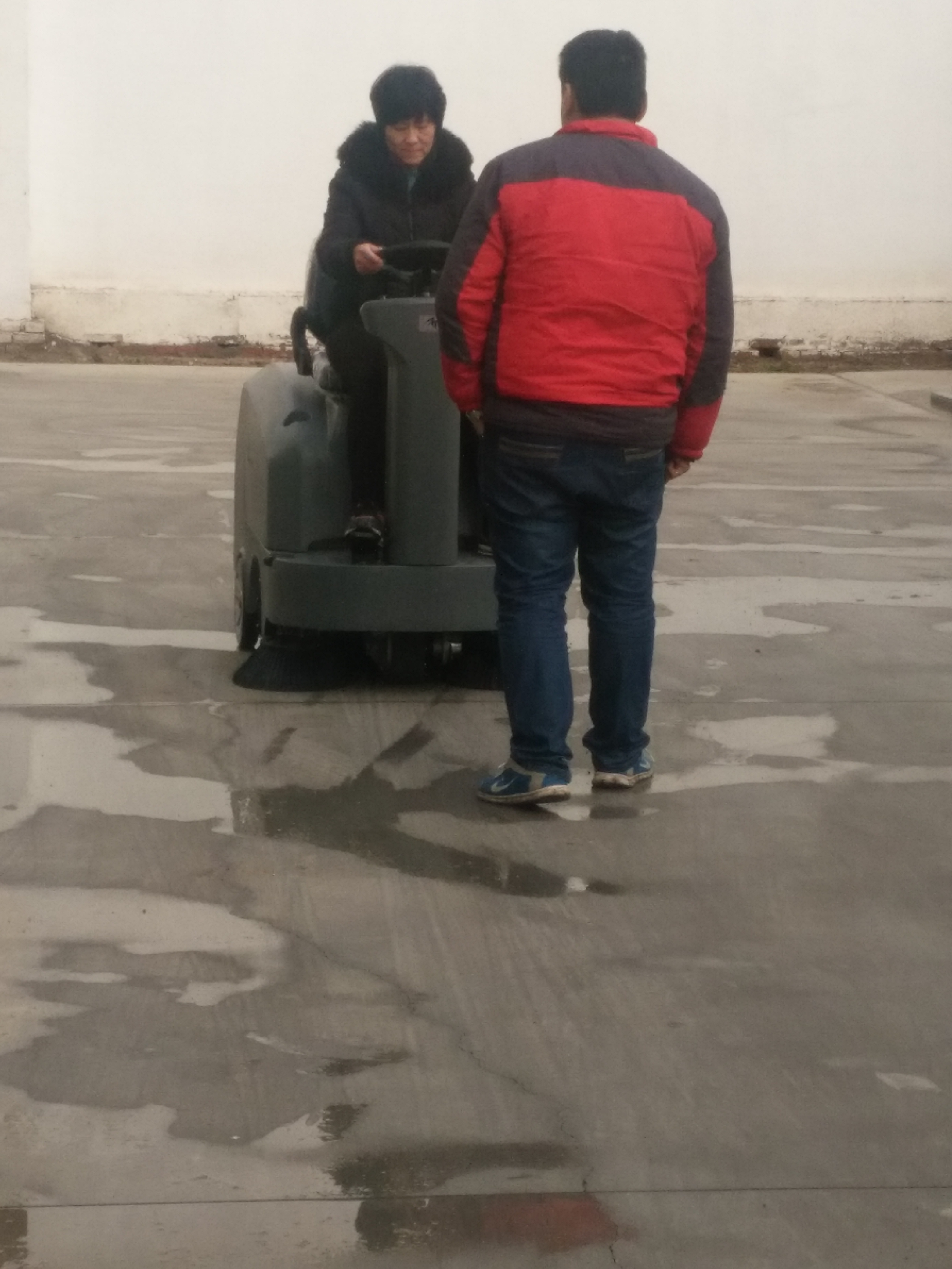 工廠使用駕駛式掃地機(jī)真的省錢嗎？