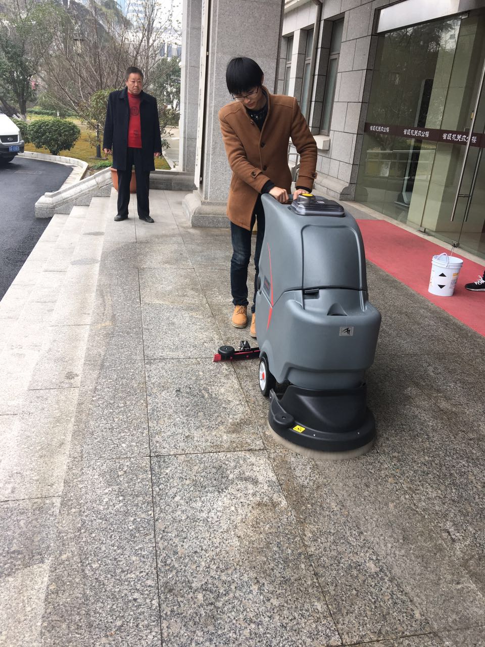 全自動洗地機能解決企業(yè)什么問題？