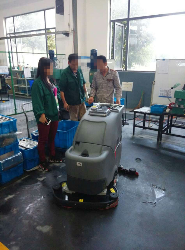 商場，超市選擇什么樣的全自動洗地機(jī)做保潔比較合適?