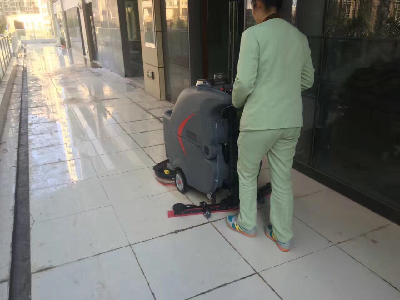 全自動洗地機(jī)的電瓶如何維護(hù)？