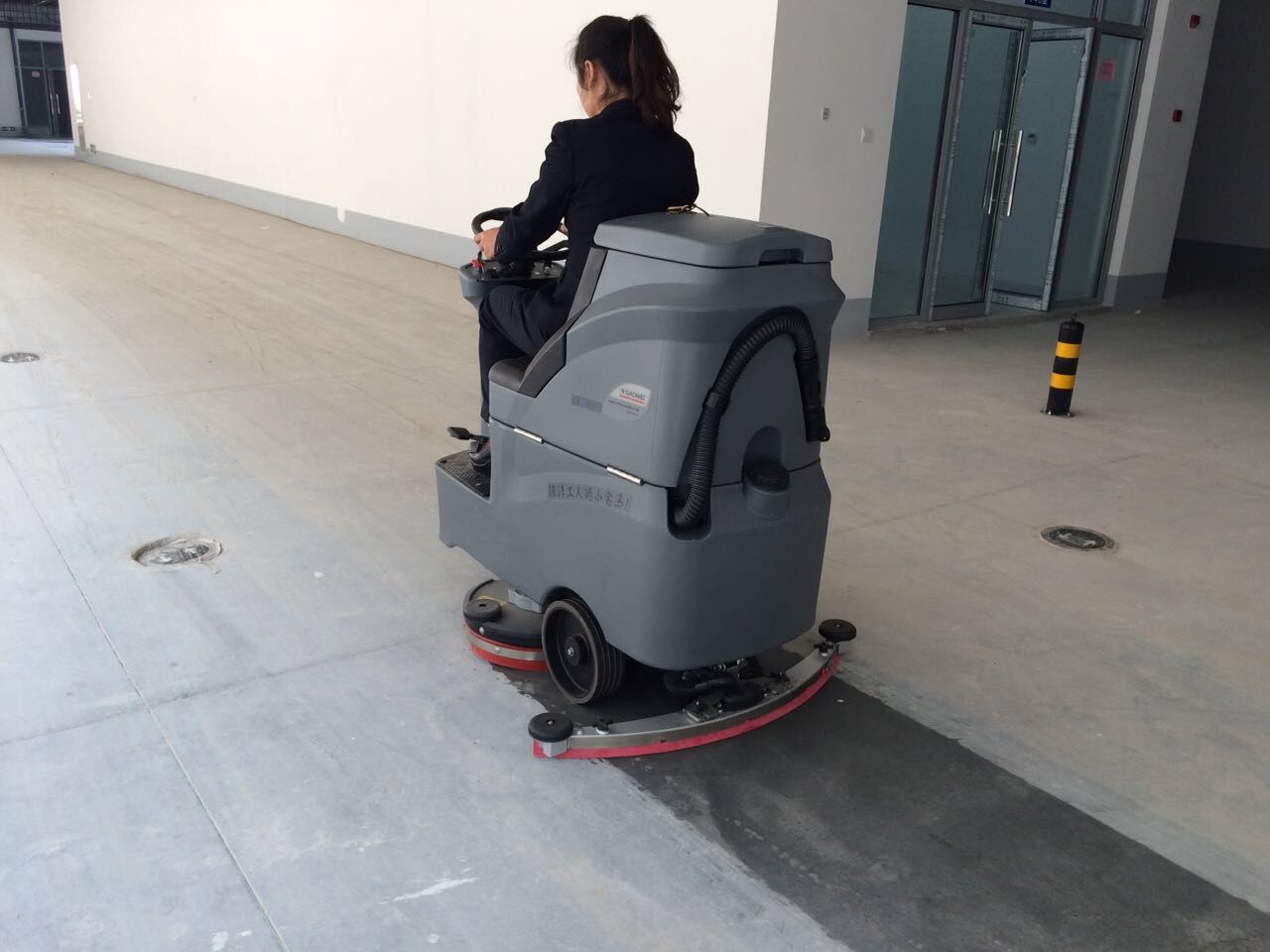 駕駛式洗地機(jī)哪個牌子好？