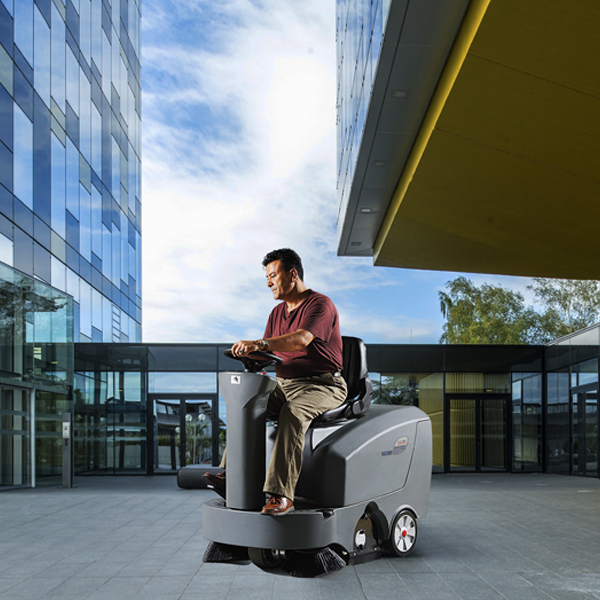 駕駛式掃地機(jī)在清掃地面時應(yīng)該要注意的三大問題！